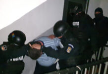 Un bărbat din Botoșani, cunoscut cu probleme psihice, și-a sechestrat soția în apartament. Polițiștii și jandarmii au intrat cu forța în locuință și l-au dus la spital (video)