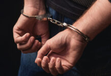 Bărbatul care a lovit o poliţistă în timp ce se opunea încătuşării, reţinut