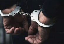 Bătaie în fața unui bar din Botoșani: Un tânăr amenință o fată și lovește o polițistă care încerca să-l imobilizeze