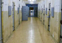 Cum încercau doi deținuți să facă rachiu în toaleta celulei din Penitenciarul Botoșani