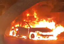 O mașină a ars în totalitate pe un drum comunal din Botoșani după ce combustibilul s-a scurs pe motorul încins