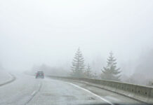 Ceaţă şi vizibilitate redusă pe mai multe drumuri din județ