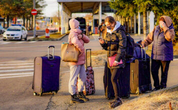 Refugiații ucrainieni din Botoșani rămân fără bani: cardurile le sunt blocate, iar băncile nu schimbă grivna